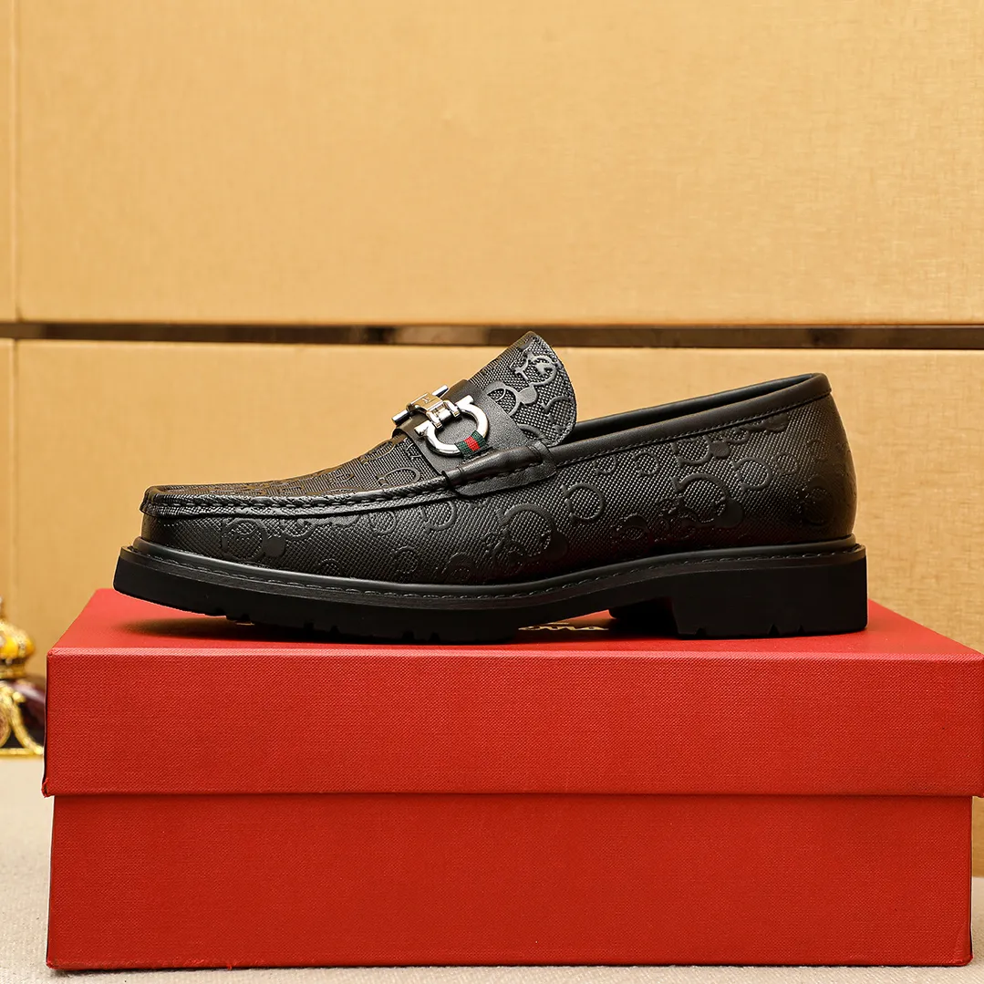 Men's shoes 💰520 💐 Product trademark: Ferragamo "Ferragamo" casual leather shoes Regular size: 38-44 (45.46🉑️customized) Product materials: Selected imported first-layer calfskin embossed upper + original hardware buckle, imported water-dyed cow leather lining. Strong three-dimensional visual effect, original outsole color: 1⃣️color optional